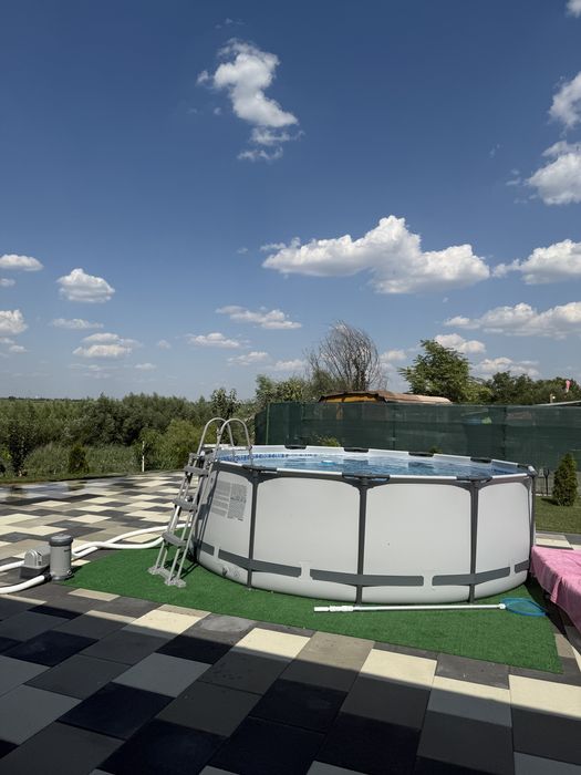 Piscina cu cadru metalic