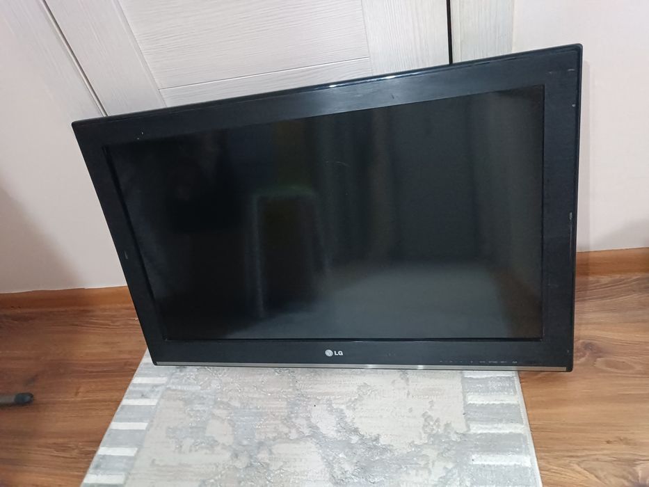 Диван, телевизор с приставкой,стол