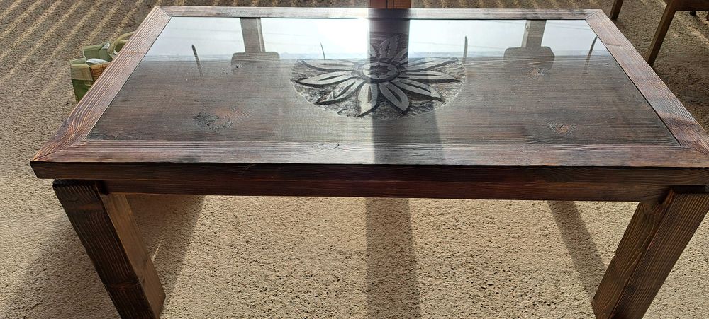 Дървена холна маса с дърворезба