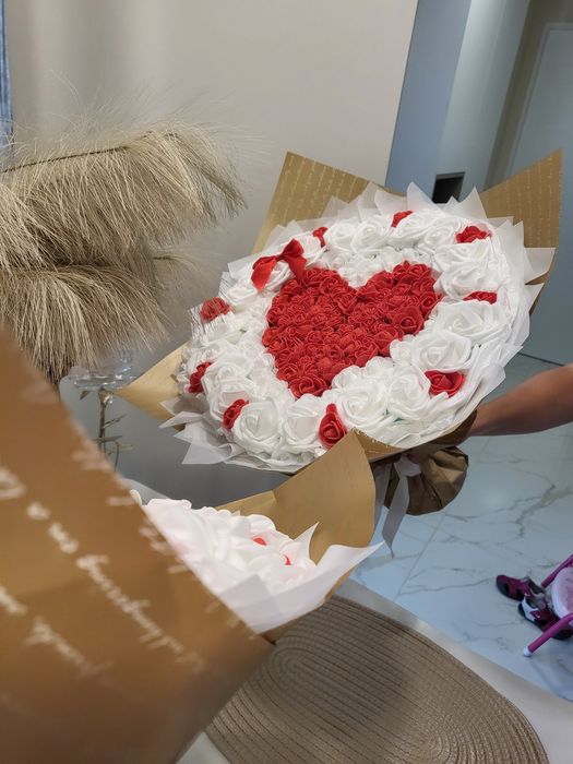 Букет  вечни рози  8 март бебе памперси бонбони персонализиран 101