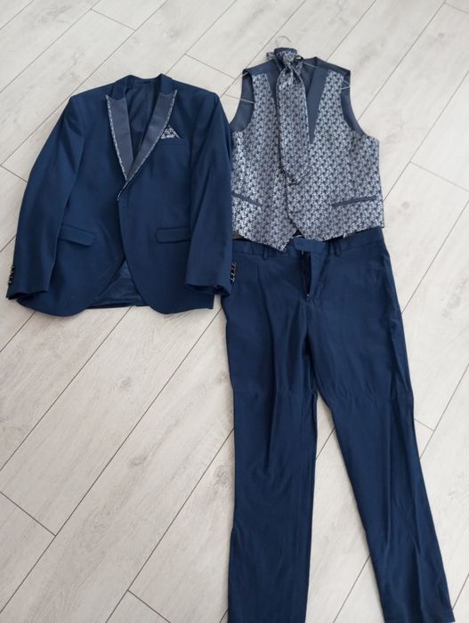 Vând costume bărbătești