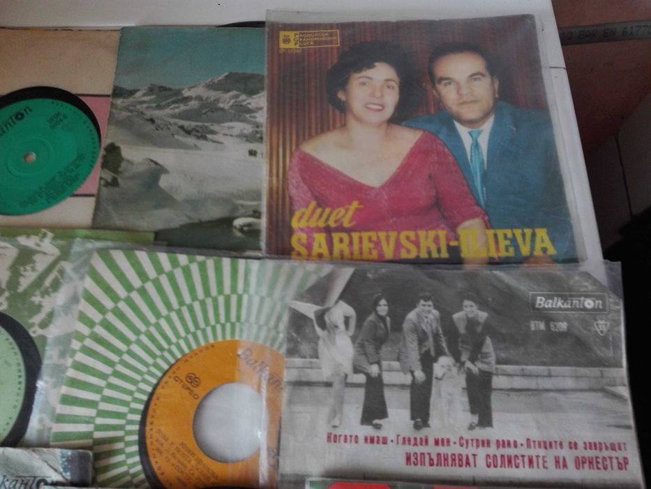 Красива картина и малки грамофонни плочи.