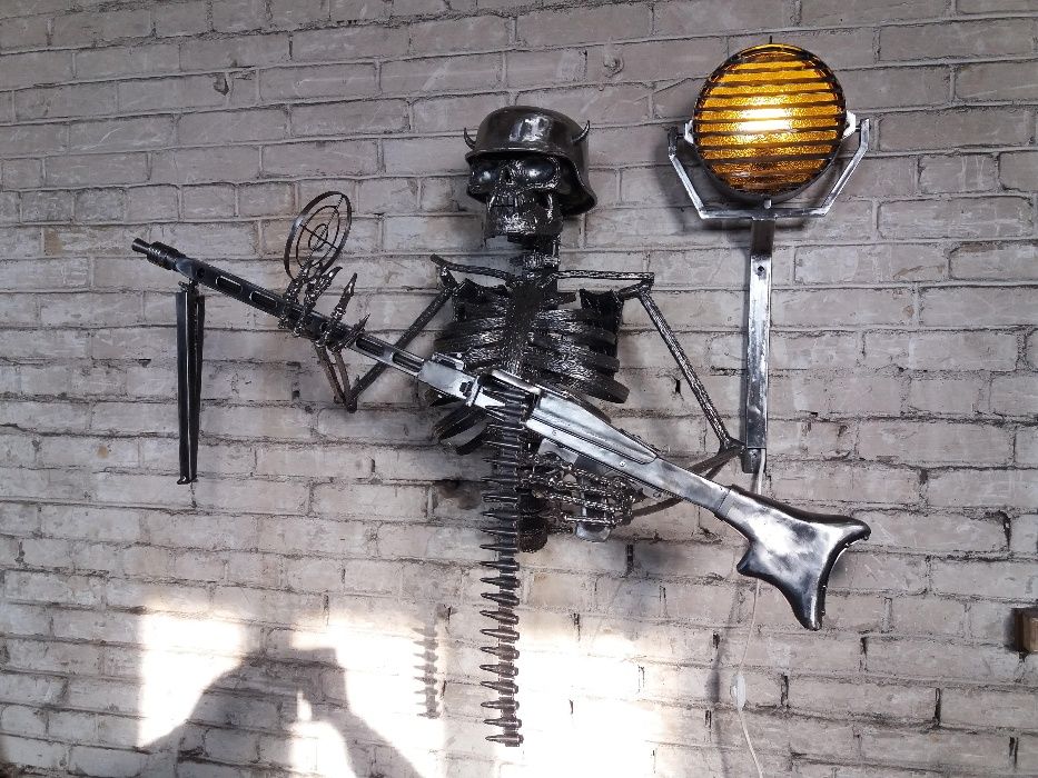 Кованый настенный светильник.