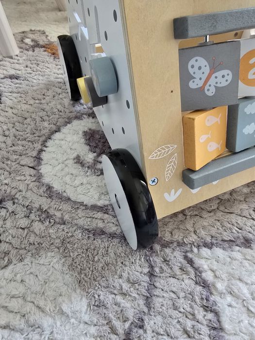 Antemergator  din lemn cu activitati educative