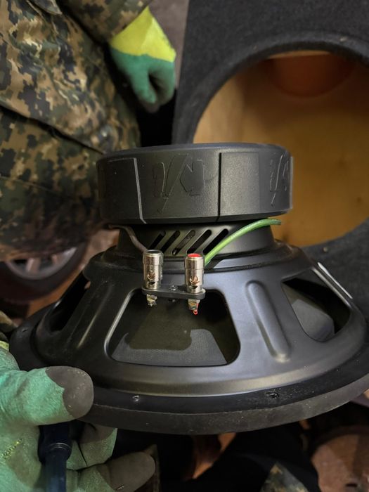 Сабвуфер на машин