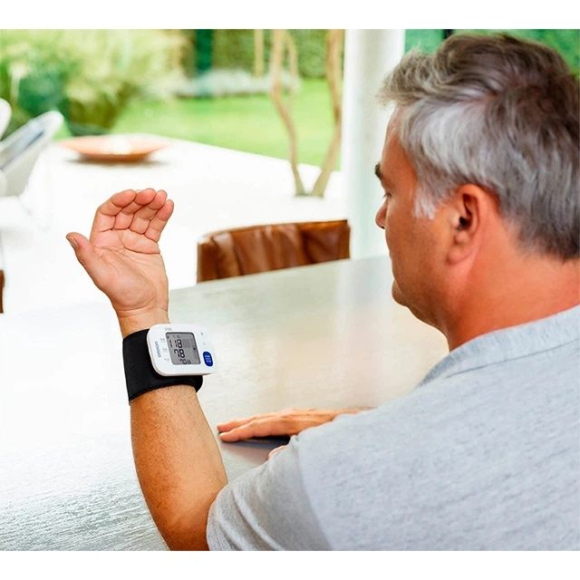 Танометр Omron RS4 на запястье