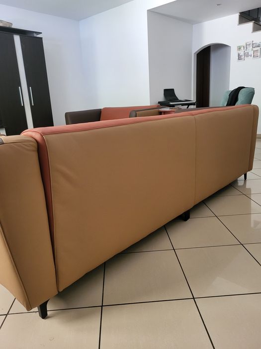 Vand set 2 canapele din piele naturala, foarte putin folosite