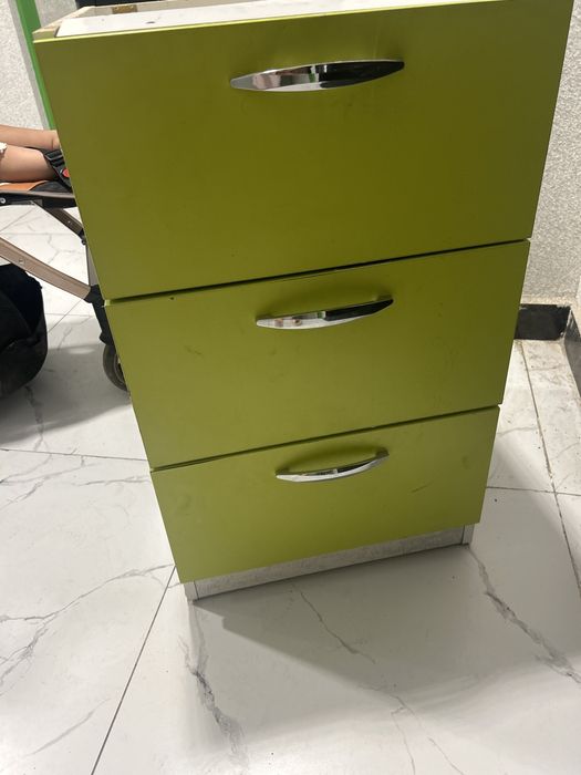 Шкаф сверху есть стол,подходит для компьютера