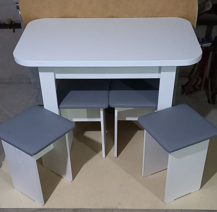 Стол и 4 табуретки