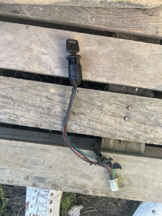 Vand cheie de contact si faruri fumuri scuter