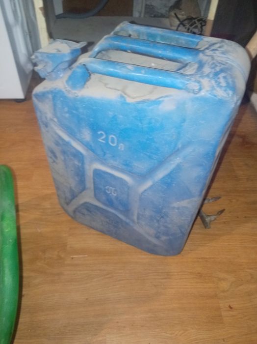 Продам канистры 20