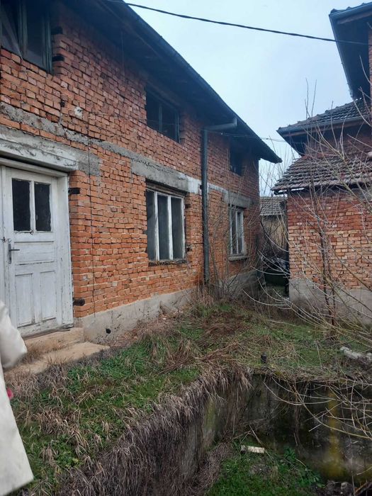 Парцел, сграда и гаражи в центъра на Мърчево !