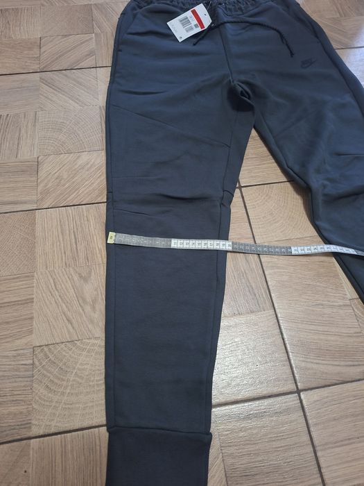 Pantaloni Nike pentru bărbați,nou cu etichetă,de culoare gri