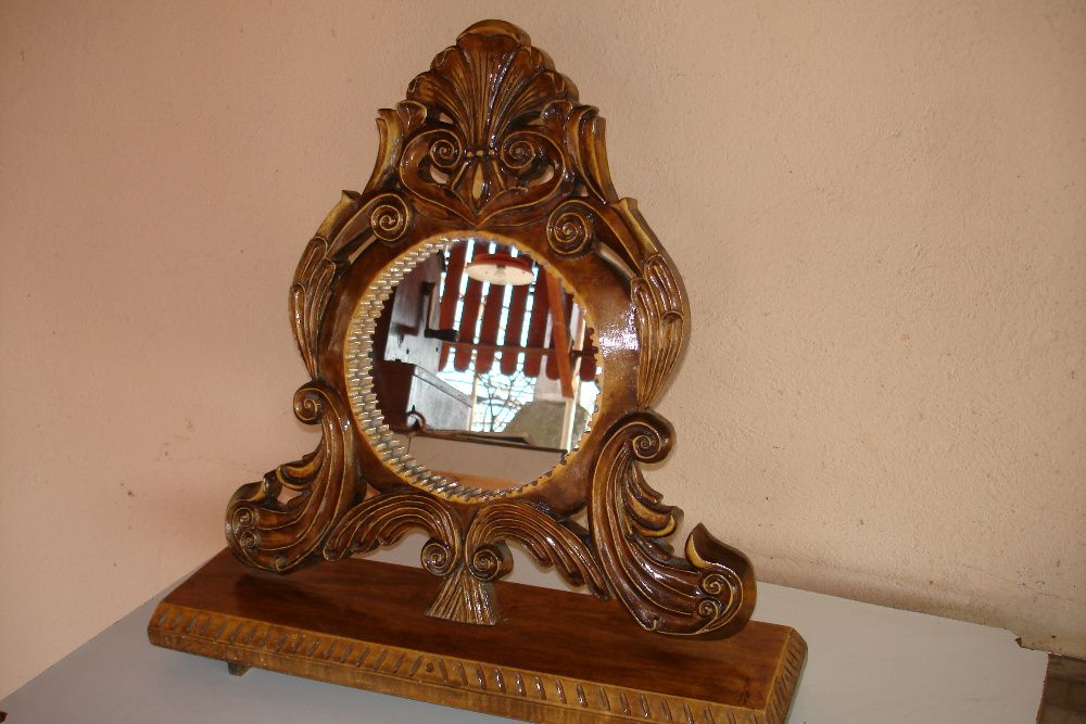 Oglinda veche cu rama sculptata