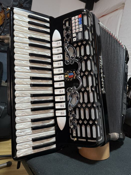 Acordeon cu midi Guerrini