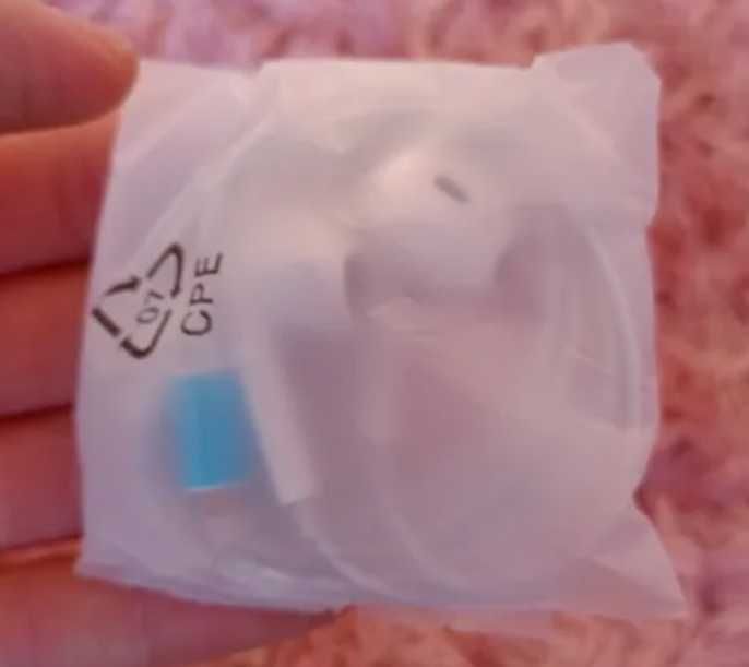 Чисто нови слушалки за Iphone