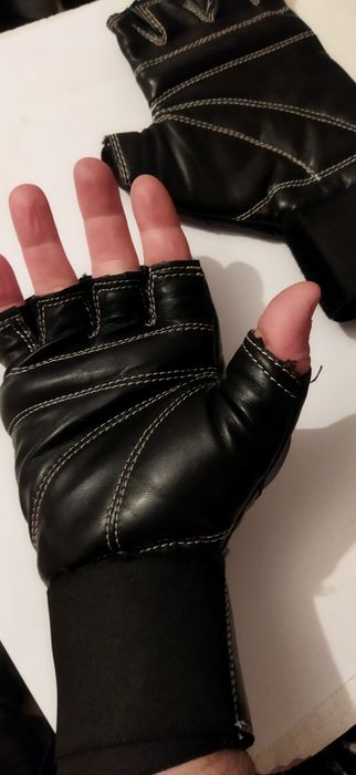 Manusi MMA Adidas in stare buna