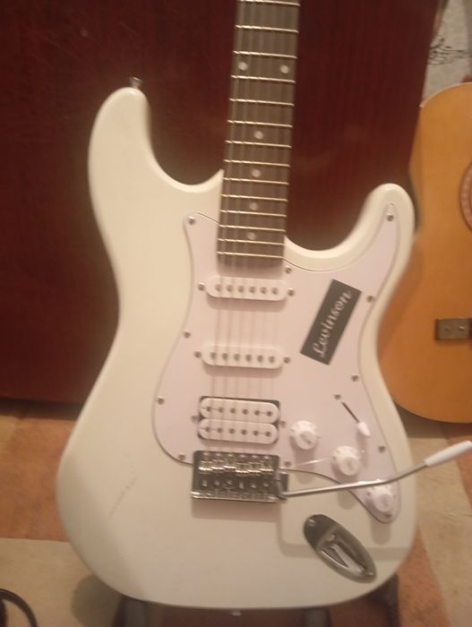 Продам электро гитару с комбо усилителем