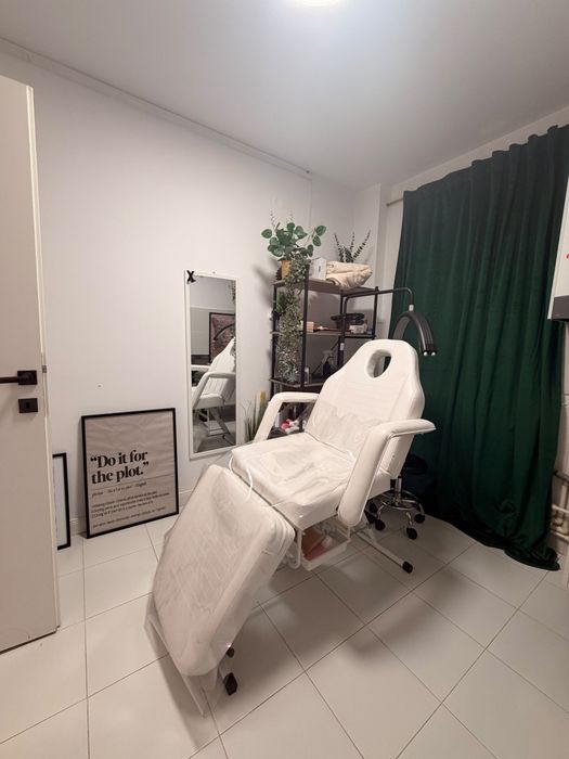 Închiriez cameră TATUATOR/PIERCER/Tehnician gene/sprâncene/cosmetică