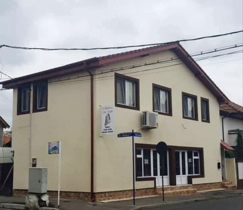 Inchiriez camera cosmetica si doua posturi coafor
