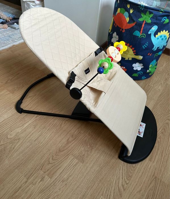 Шезлонг/качалка детский с игрушками