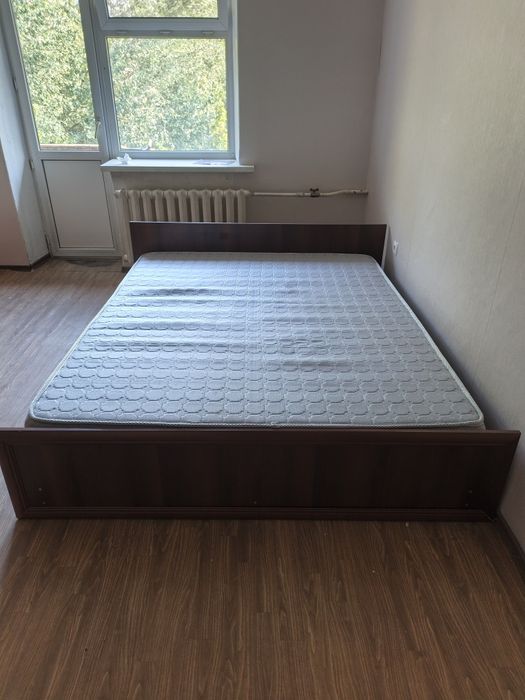 Кровать с матрасом