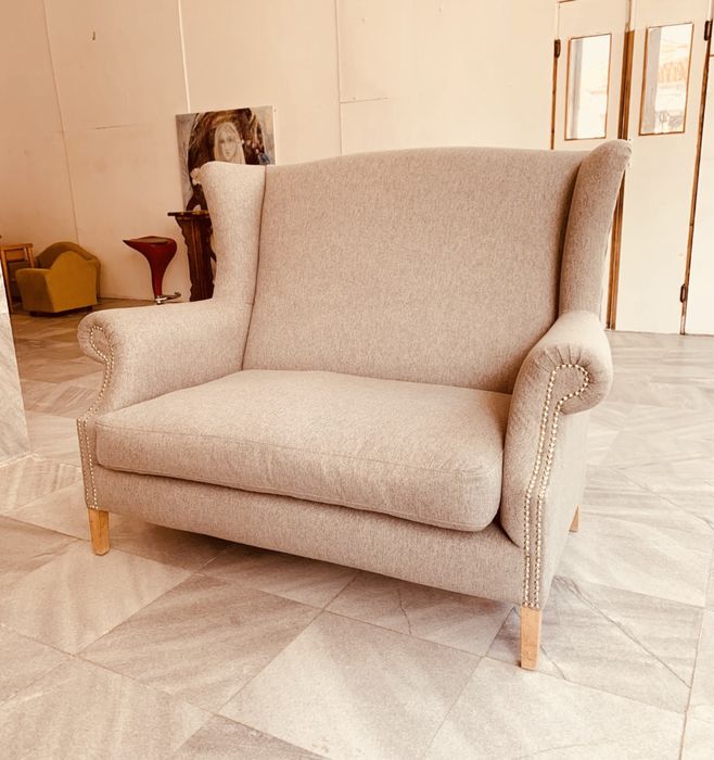 Шведски двуместен wingback диван – скандинавски дизайн