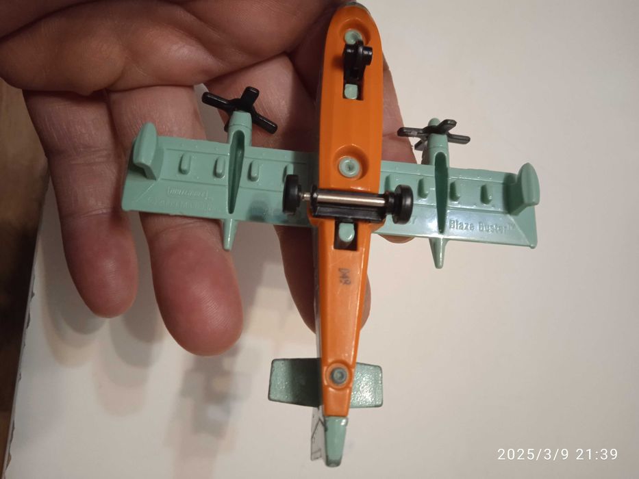 Самолетче Matchbox и стара руска играчка ламаринен самолет