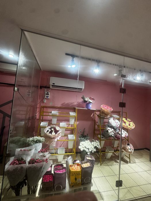 В продаже стеклянная витрина