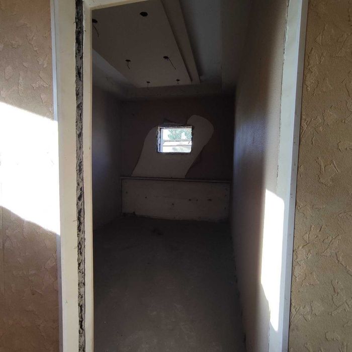 Продается участок с двух-этажным домом,рядом с Мечетью.