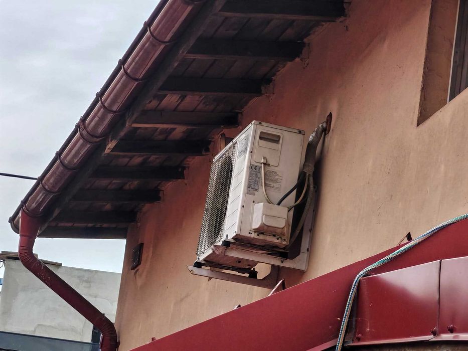 Aer condiționat 12000 BTU funcțional + telecomandă (complet)