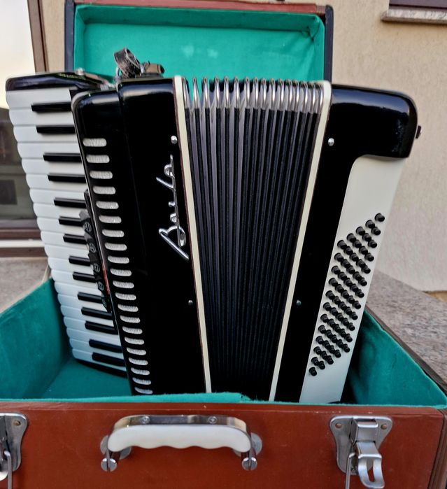 Vând acordeon Baile cu 60 basi negru