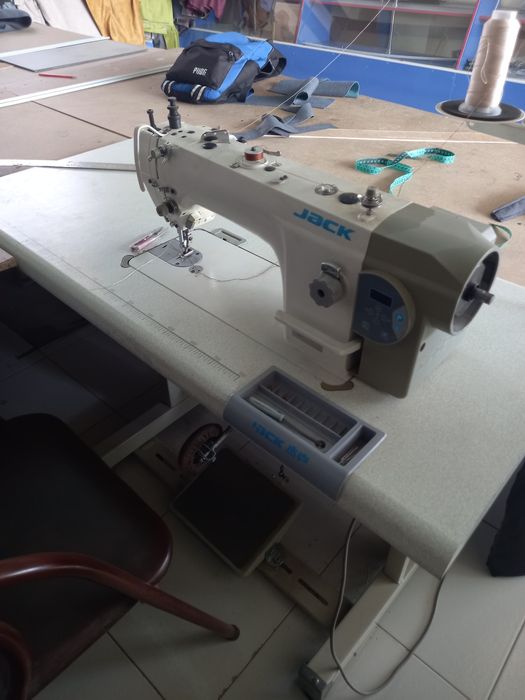 Jack tikuv mashinasi sotiladi.