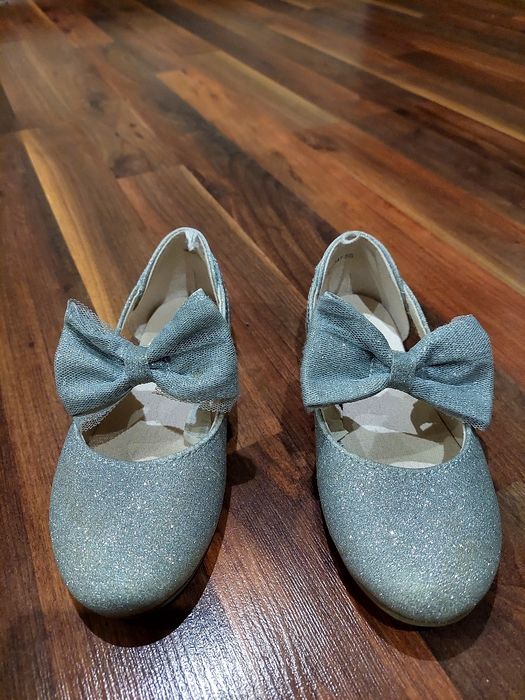 Продам детскую обувь