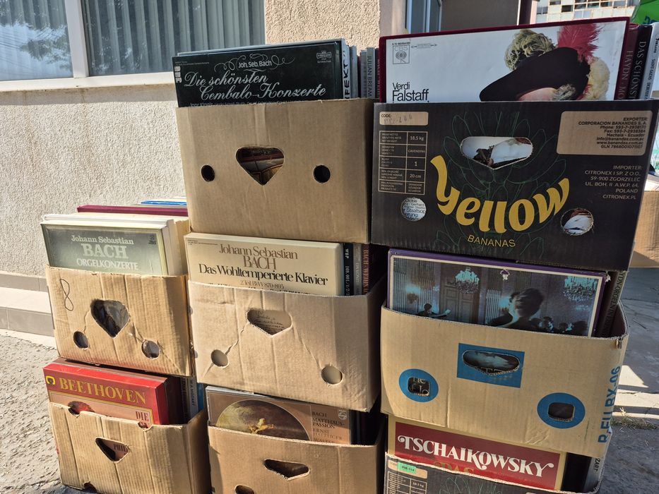 Vând 200lp colecție de viniluri muzică clasică, Colecțile sunt în stare buna, perfectă pentru pasionații de muzică clasică.