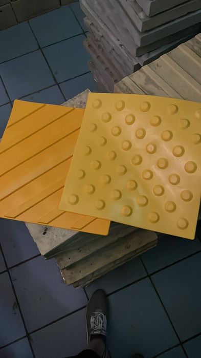 Жёлтая тактильная плитка