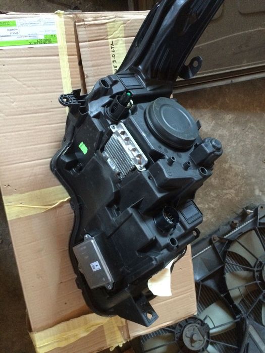 Range Rover Vogue 2012-16.m. Ляв фар комплект. Ксенон.