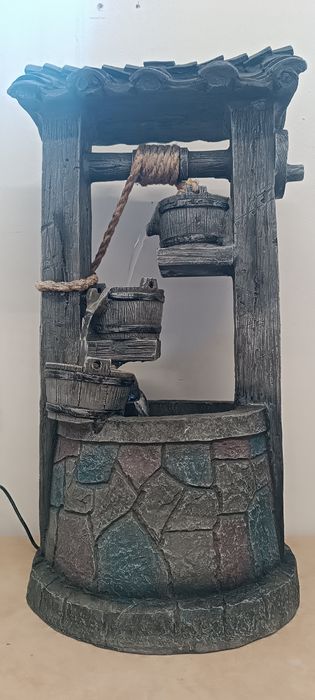 Соларен градински фонтан