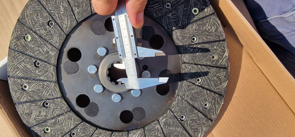 Disc ambreiaj tractor fiat Diametru: 280 mm
Numar dinti: 10
Dimensiune