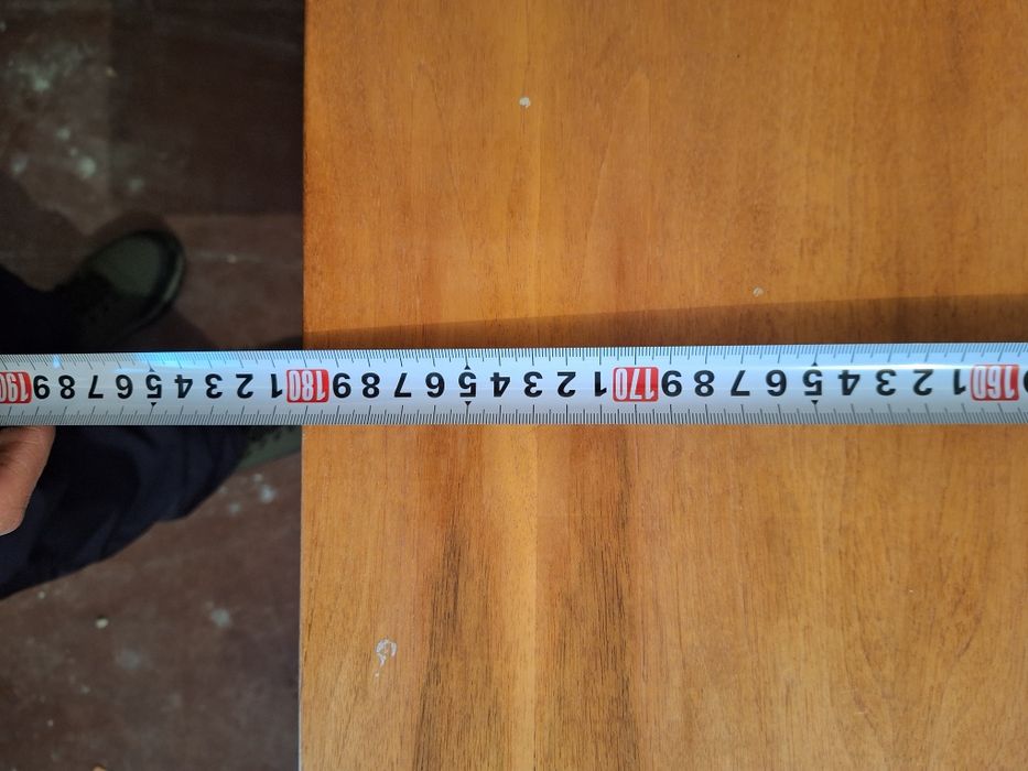 Стол регулируемый из дерево.