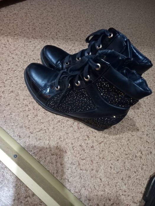 Продам детскую обувь