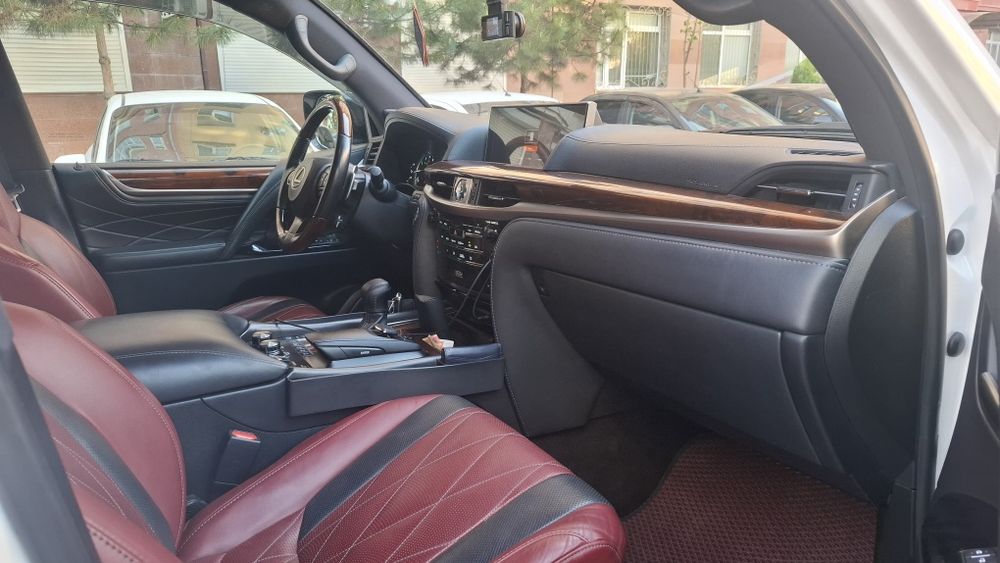 Lexus LX 570  Kuro Black Edition