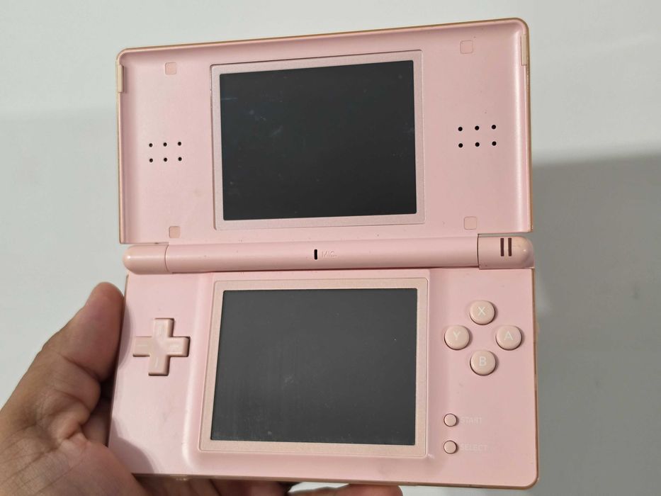 Nintendo DS lite roz complet cu 2 jocuri