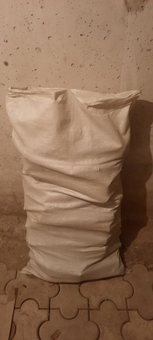 Сухие дрова в мешках