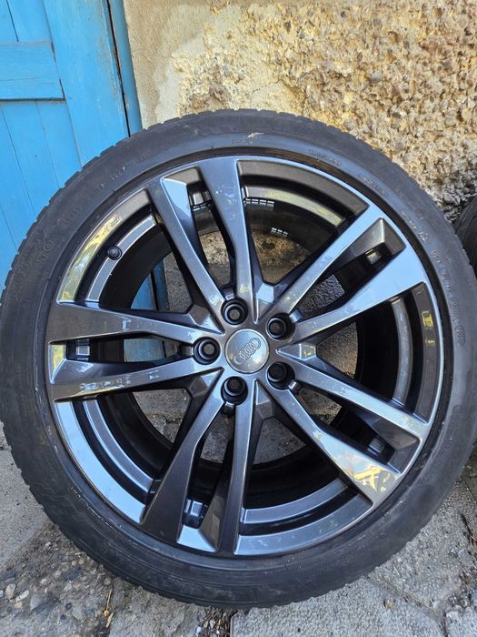 Продавам оригинални  джанти  за audi A6 C8 с гуми 19 "