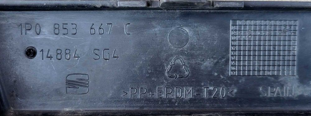 Grila Centrala Inferioara Ornament Spoiler Bara Fata S Leon 1P0853667C