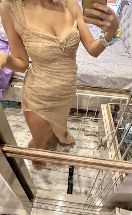 Златиста блестяща дълга рокля с цепка Versace и рокля с пера BEBE