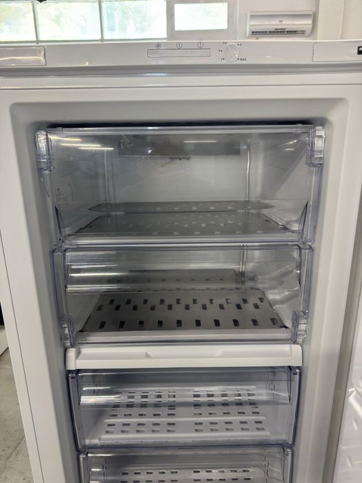 Congelator vertical Beko FS127940N