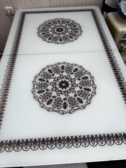 Стеклянный стол со стульями