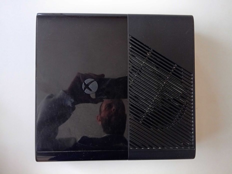 Конзола Xbox 360 E 500GB+Кутия+Оригинален Контролер+Kinect V2+2 Игри